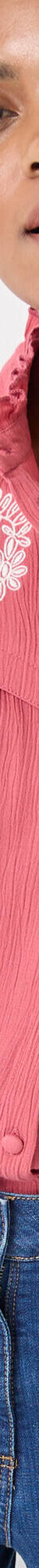 Chemisier brodé col volanté, crépon (bois de rose / écru) Chemisier brodé col volanté, crépon (bois de rose / écru)